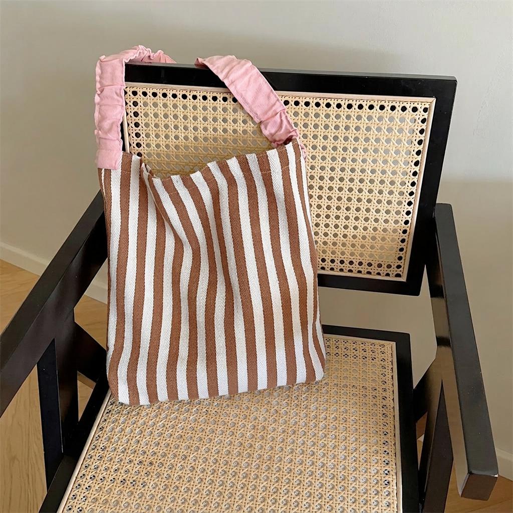 Vertical Square Tote Bag Lightweight Ruched Strap Shoulder Bag Striped Canvas Tote Bag Street For Casual Outfits Short Trips 36x34x7 cm коричневый
Vertical Square Tote Bag Lightweight Ruched Strap Shoulder Bag Striped Canvas Tote Bag Street For Casual Outfits Short Trips 36x34x7 cm коричневый