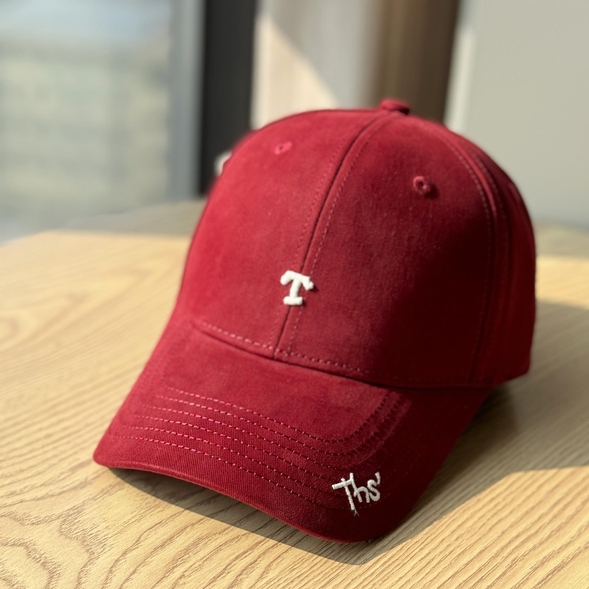 New simple letter-embroidered wide-brim baseball cap for men and women, versatile for outings, makes the face look smaller, hard-top duckbill cap Adult54-60Adjustable вина червоного кольору
New simple letter-embroidered wide-brim baseball cap for men and women, versatile for outings, makes the face look smaller, hard-top duckbill cap Adult54-60Adjustable вина червоного кольору