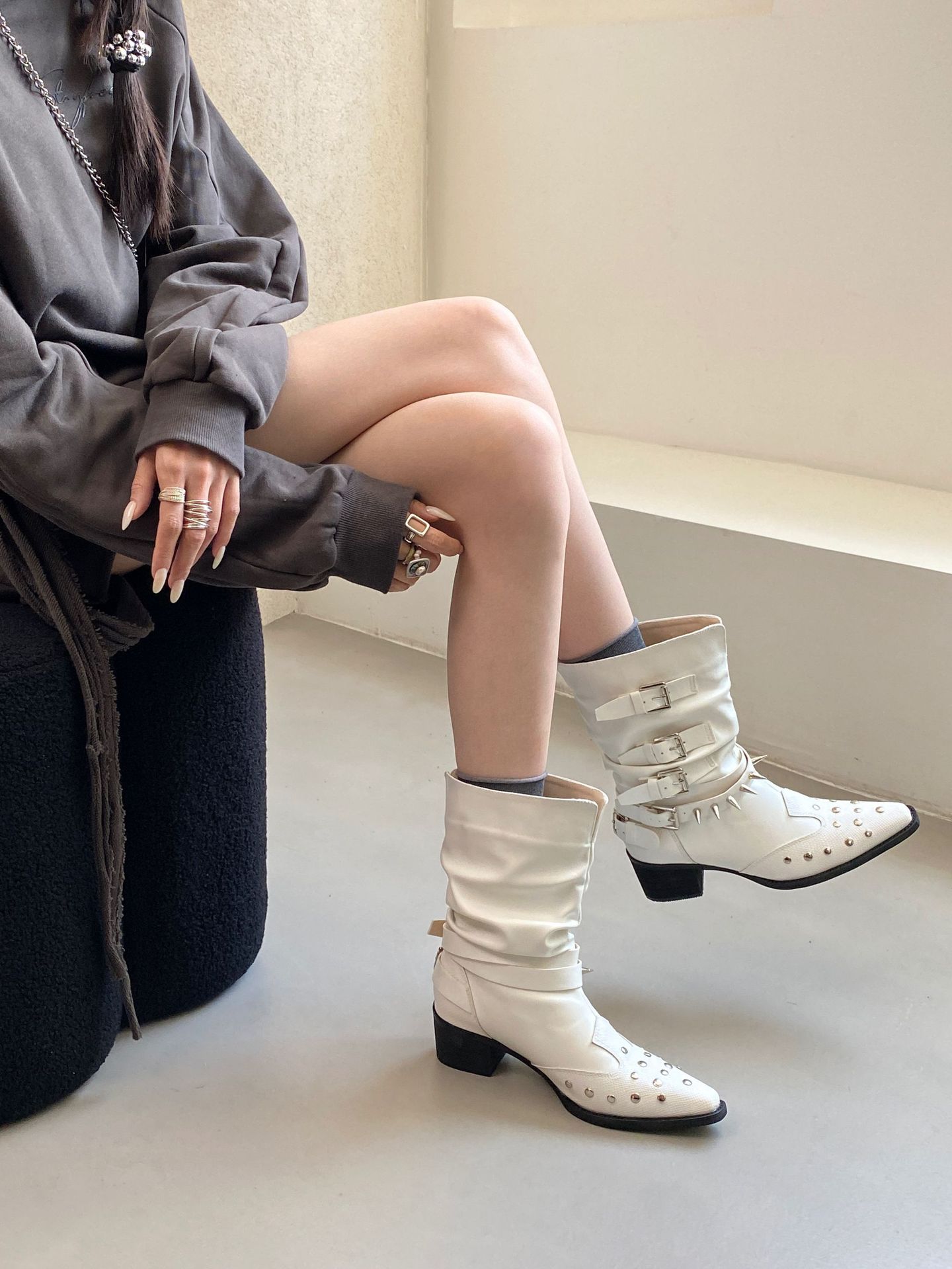 New spot 2025 winter new pleated western leather short boots women pointed thin thick heel royal sister wind rivet horse 40 белый
New spot 2025 winter new pleated western leather short boots women pointed thin thick heel royal sister wind rivet horse 40 белый