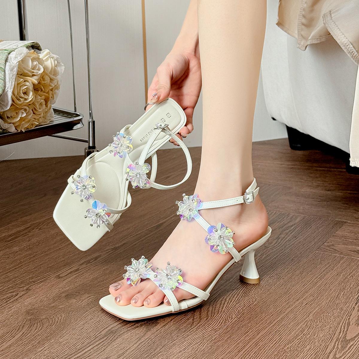 Летние сандалии с цветком из стразов, женские новые модели 2025 года, сандалии на одном ремешке в тон, женские новые туфли на высоком каблуке 35
Летние сандалии с цветком из стразов, женские новые модели 2025 года, сандалии на одном ремешке в тон, женские новые туфли на высоком каблуке 35