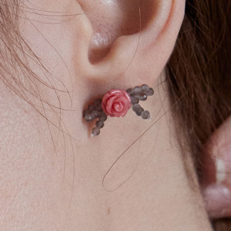 MERRYMOTIVE Pink rose and grey bow earring Free
MERRYMOTIVE Pink rose and grey bow earring Free