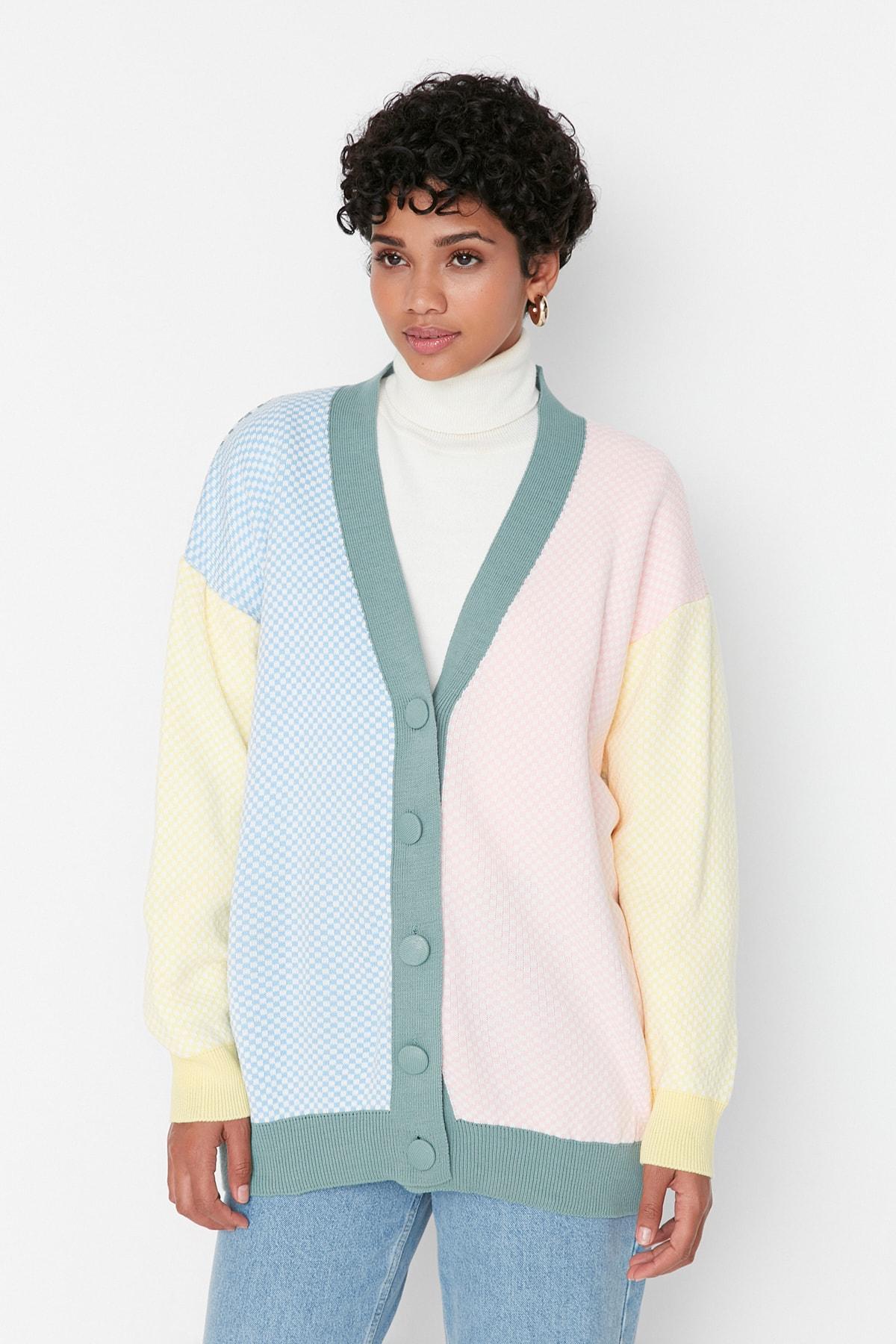 Разноцветный трикотажный кардиган Color Block TCTAW23HI0008..
Разноцветный трикотажный кардиган Color Block TCTAW23HI0008..