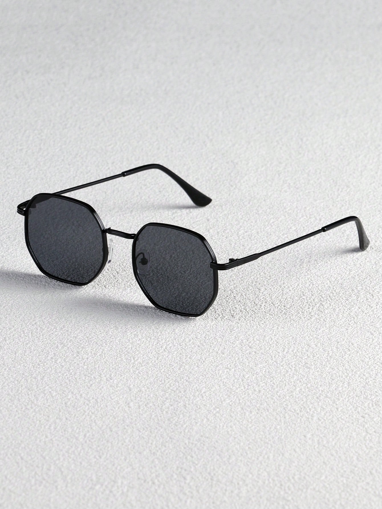 A pair of men s metal frame sunglasses with geometric edges, personalized texture, trendy style, suitable for outdoor vacation a чёрный
A pair of men s metal frame sunglasses with geometric edges, personalized texture, trendy style, suitable for outdoor vacation a чёрный