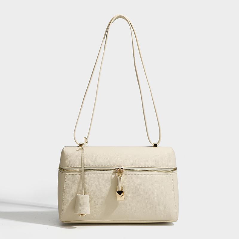 summer new armpit bag leather lunch box bag zipper microfiber leather shoulder diagonal span cosmetic bag small size 8811
summer new armpit bag leather lunch box bag zipper microfiber leather shoulder diagonal span cosmetic bag small size 8811