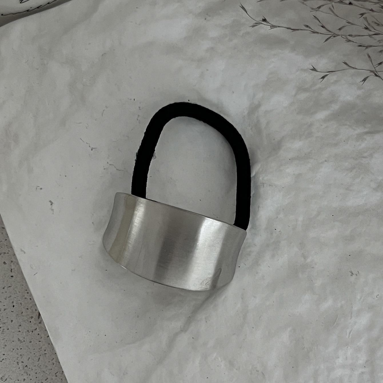 Дизайнерская повязка на голову, аксессуары для волос, преувеличенная глянцевая повязка для волос из сплава, высокая эластичность, модная женская веревка для волос с хвостиком
Дизайнерская повязка на голову, аксессуары для волос, преувеличенная глянцевая повязка для волос из сплава, высокая эластичность, модная женская веревка для волос с хвостиком