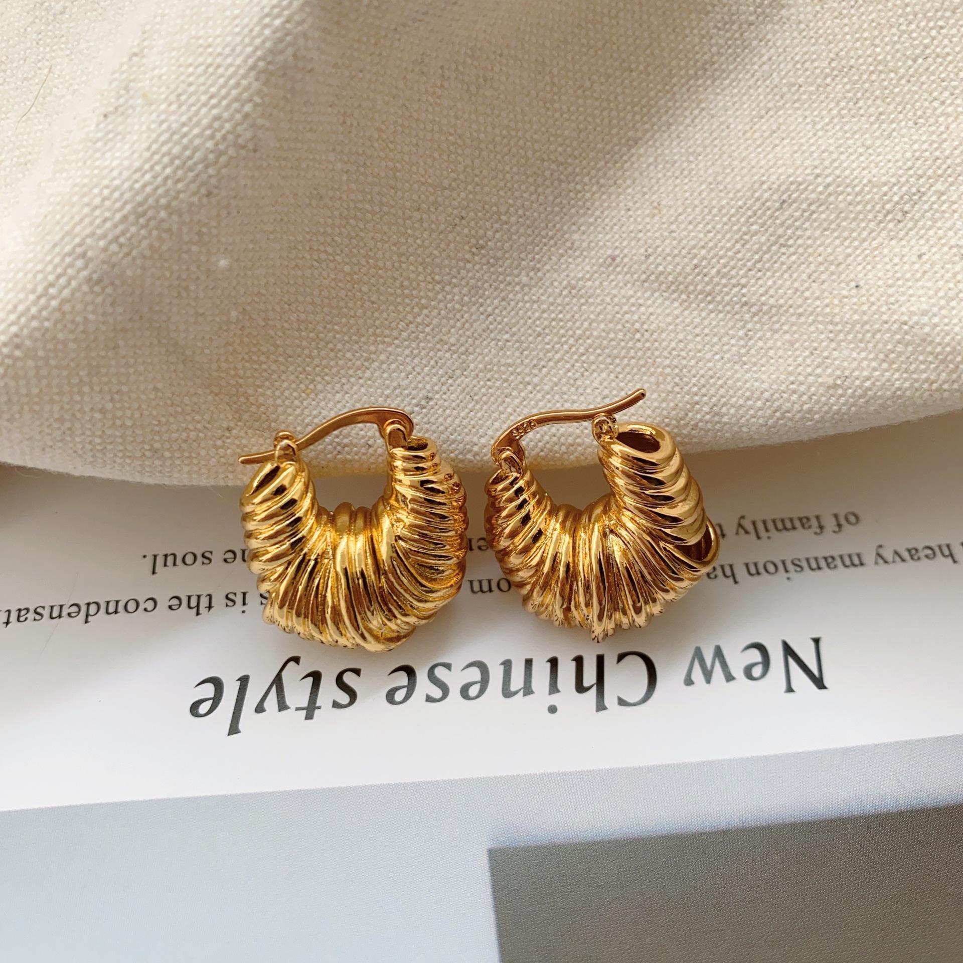 European and American cold wind niche design sense brass gold-plated temperament versatile metal winding horn fashion earrings ear buckles
European and American cold wind niche design sense brass gold-plated temperament versatile metal winding horn fashion earrings ear buckles