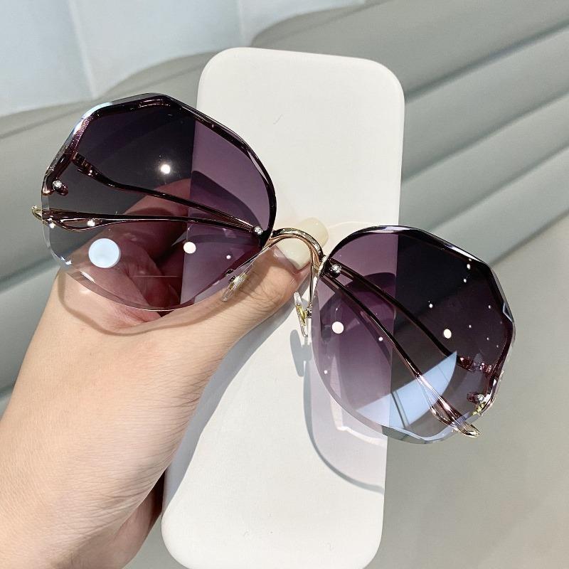 1 Pc Large Frame Rimless Sunglasses - UV Block, Face Slimming Design
1 Pc Large Frame Rimless Sunglasses - UV Block, Face Slimming Design