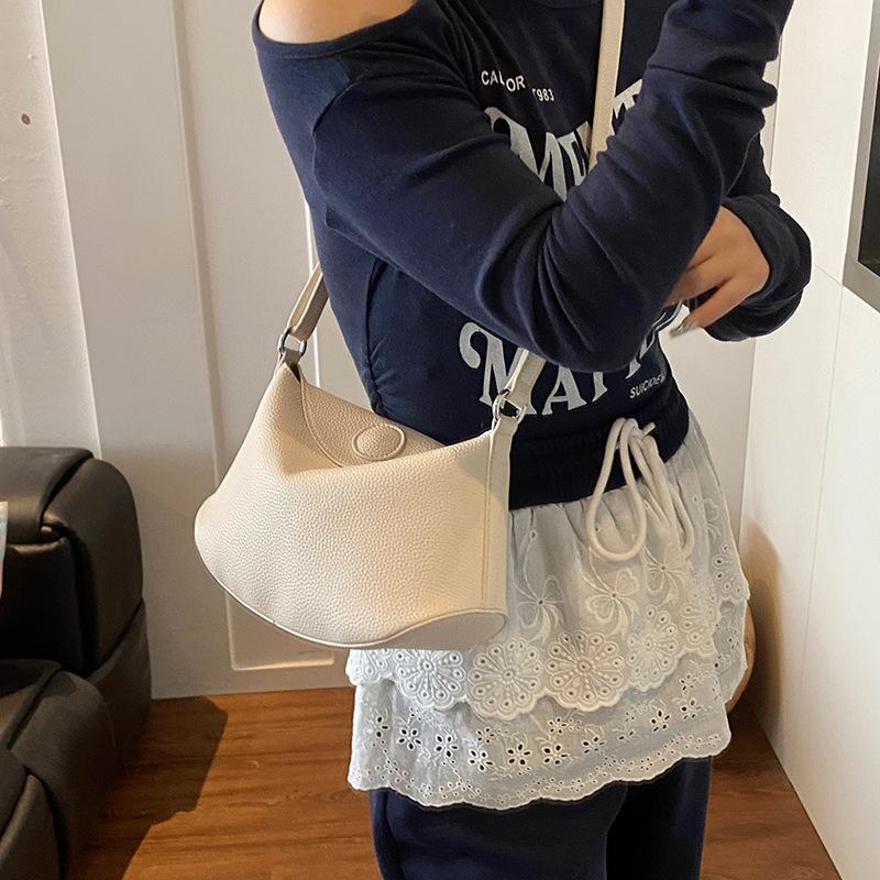 Korean version of simple oblique span bag women s 2025 new portable ingot bag simple shoulder underarm bag lock bento bag белый
Korean version of simple oblique span bag women s 2025 new portable ingot bag simple shoulder underarm bag lock bento bag белый