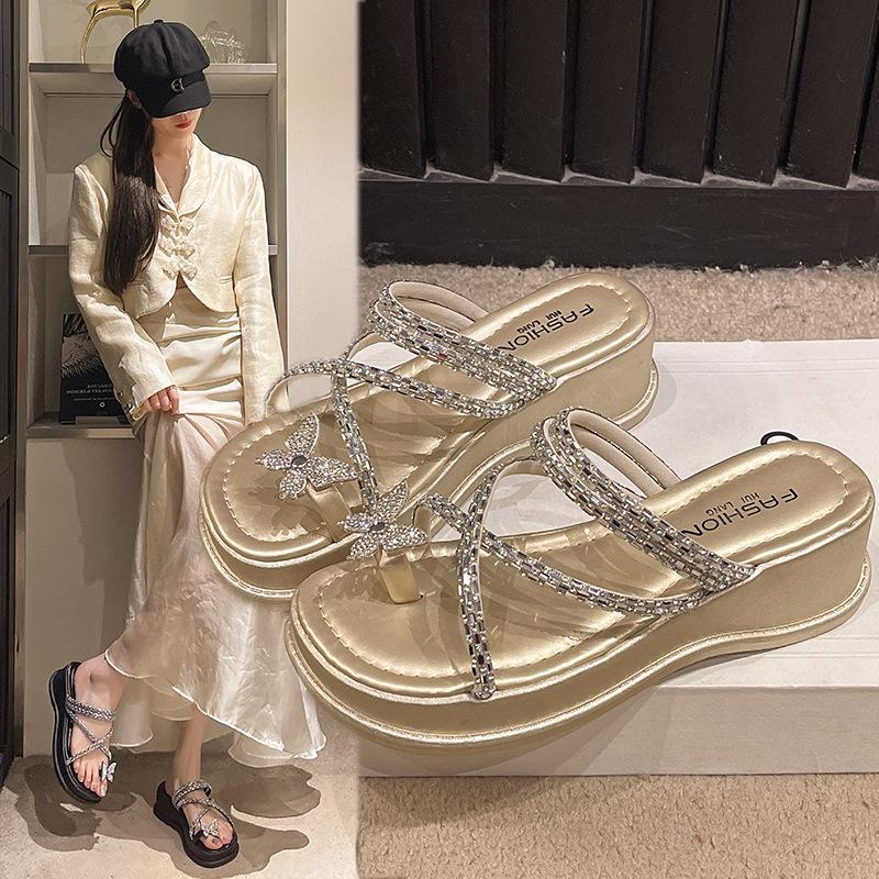 Thick-soled set of toe slippers, the Korean version of the new thick-soled cool slippers in the summer of 2025, women s fashion, open-toed slippers fo 40 золотий
Thick-soled set of toe slippers, the Korean version of the new thick-soled cool slippers in the summer of 2025, women s fashion, open-toed slippers fo 40 золотий