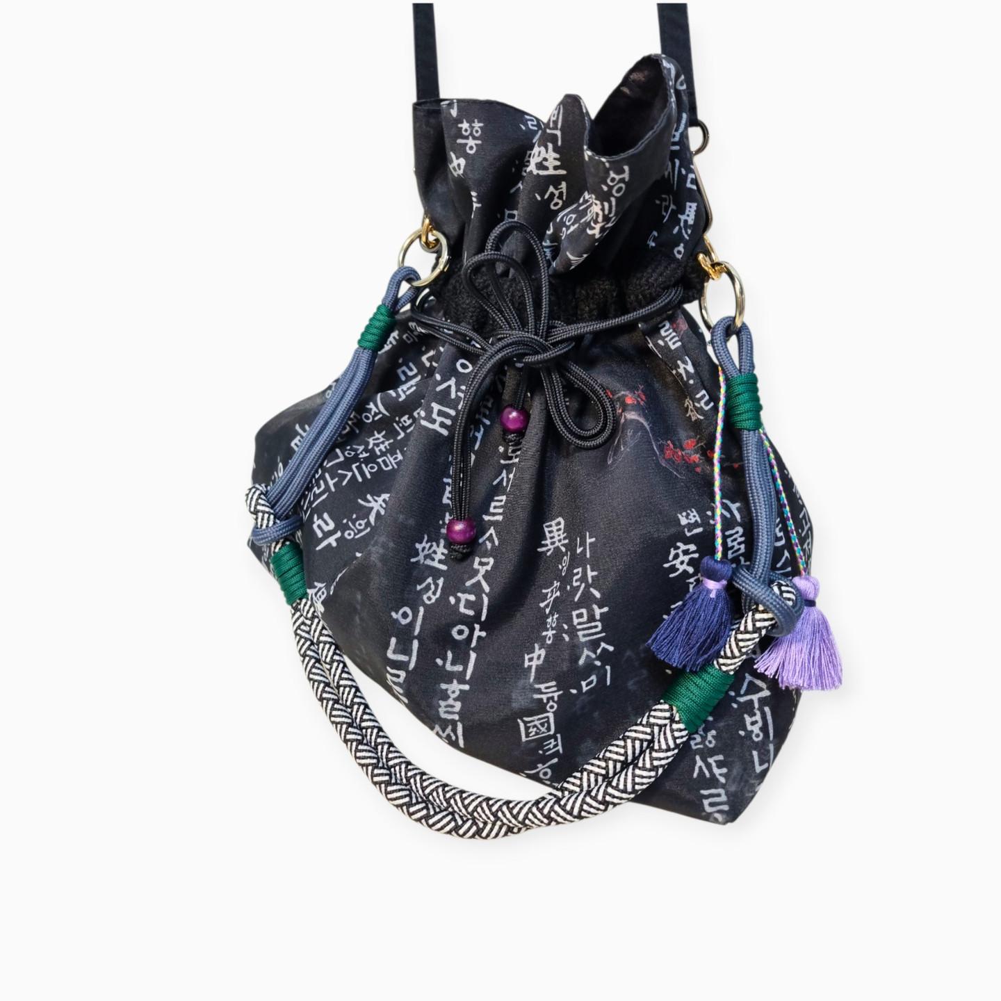 Korean Fabric Hunminjeongeum 3-Way Transform Bag Refer to the photo
Korean Fabric Hunminjeongeum 3-Way Transform Bag Refer to the photo
