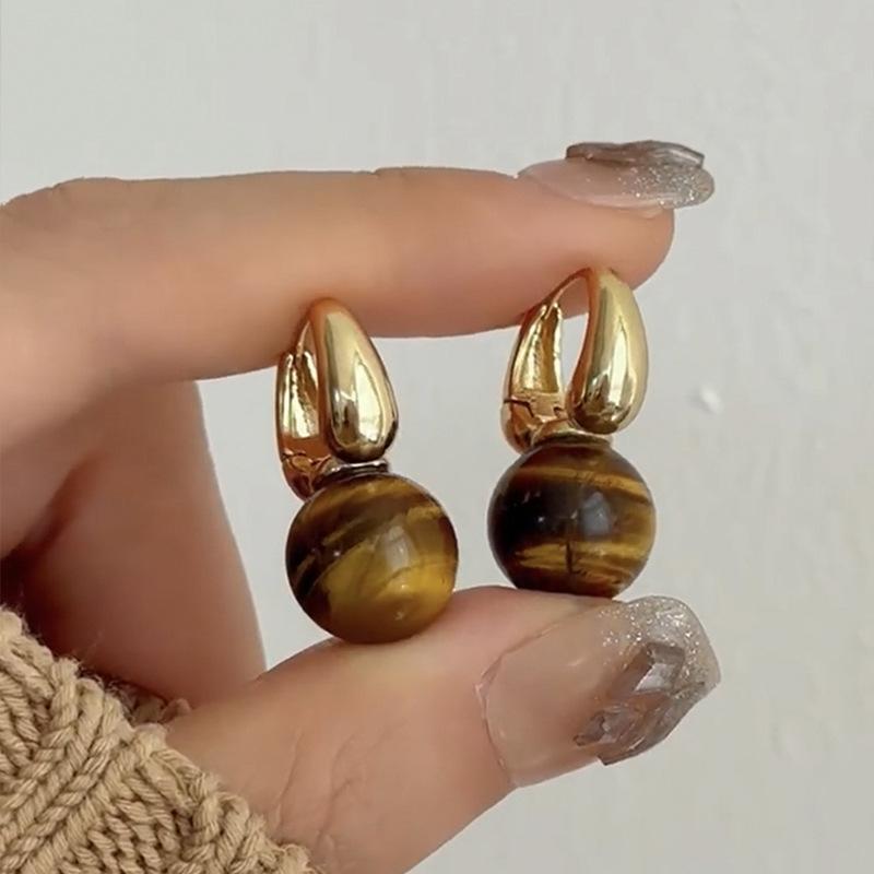 Maillard style retro tiger s eye stone ear buckle niche design high-end temperament commuting versatile autumn and winter earrings earrings
Maillard style retro tiger s eye stone ear buckle niche design high-end temperament commuting versatile autumn and winter earrings earrings