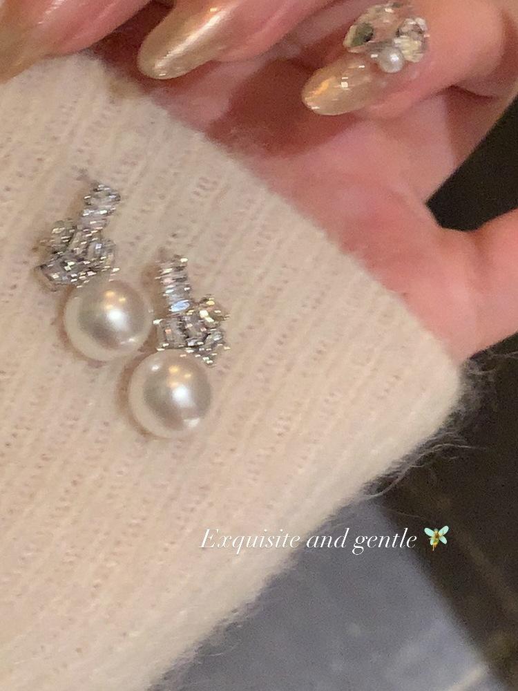 Princess Diana Silver Needle Ear Hole Pearl Stud Earrings Light Luxury Niche Unique Earrings Design Premium Earrings Women
Princess Diana Silver Needle Ear Hole Pearl Stud Earrings Light Luxury Niche Unique Earrings Design Premium Earrings Women