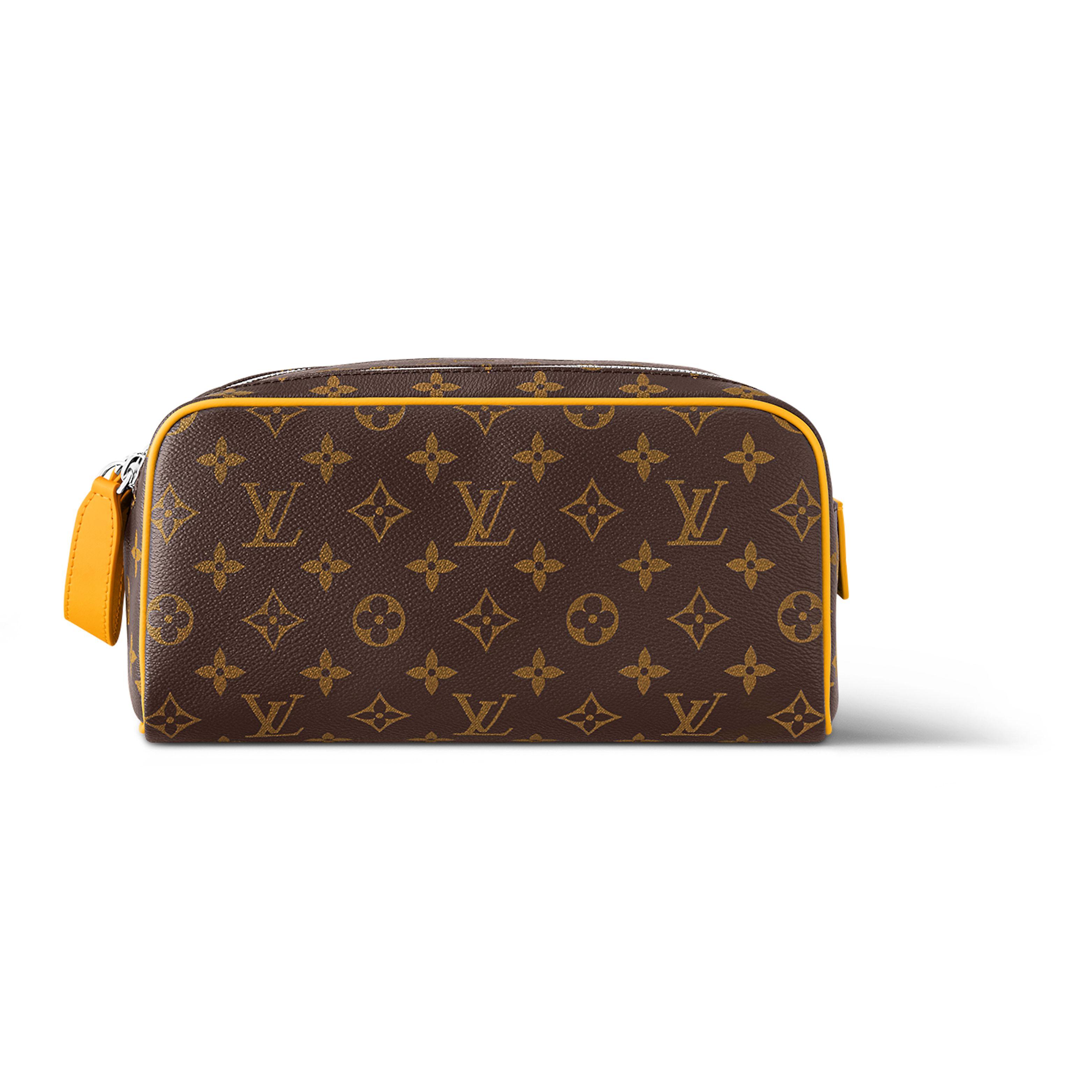 Louis Vuitton Доп-кейт Канва Monogram з Шкіряною Окантовкою Чоловіча Сумка для Туалетного Приладдя Коричневий Матово-Жовтий M46764 Basic Set (Bag+Dust Bag)
Louis Vuitton Доп-кейт Канва Monogram з Шкіряною Окантовкою Чоловіча Сумка для Туалетного Приладдя Коричневий Матово-Жовтий M46764 Basic Set (Bag+Dust Bag)