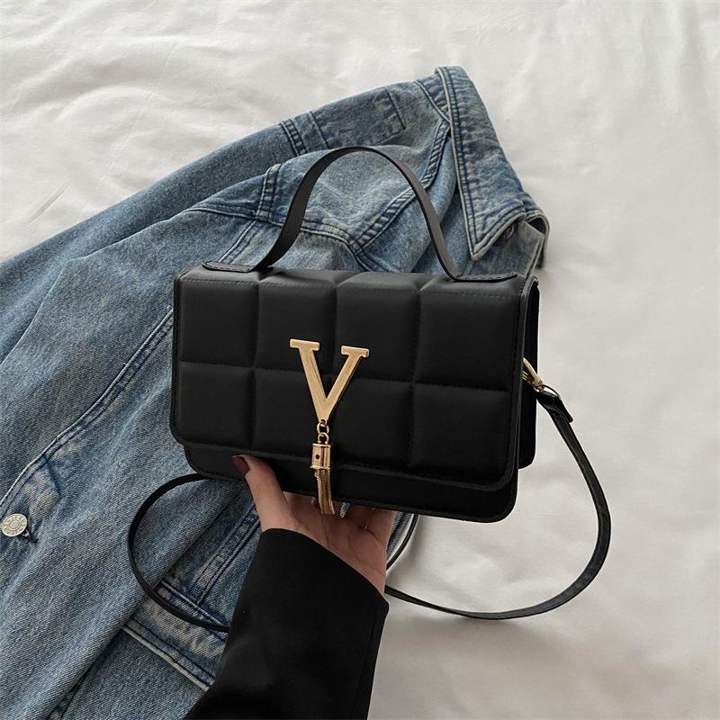 Foreign Korean version of simple solid color bow sewing less stitching Fashionable casual cross-shoulder hand-held small square women s bag
Foreign Korean version of simple solid color bow sewing less stitching Fashionable casual cross-shoulder hand-held small square women s bag