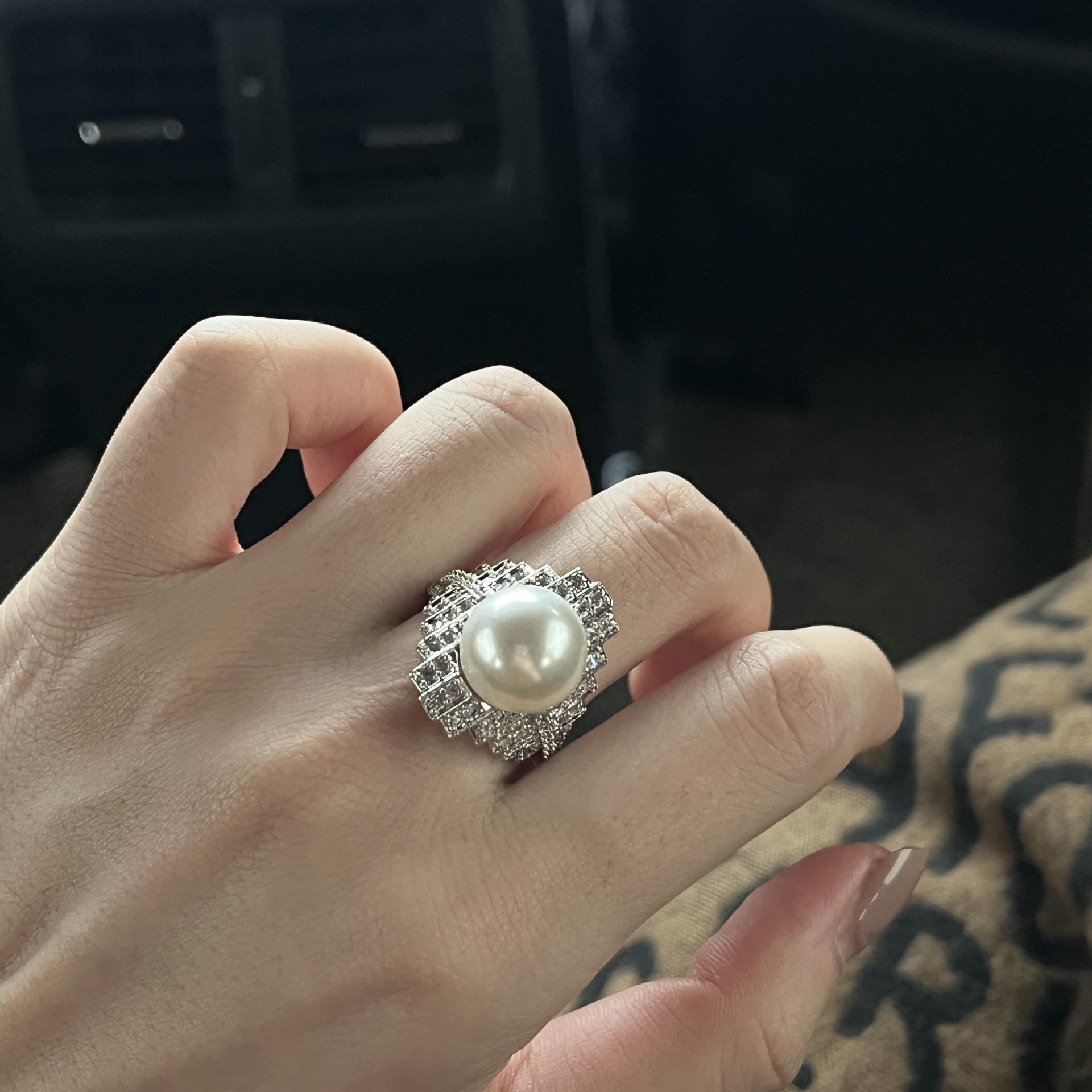 Перстень з перлами та цирконом Жіночий дизайн легкої розкоші Вишуканий перстень на вказівний палець Чудовий перстень Ручна прикраса Opening adjustable
Перстень з перлами та цирконом Жіночий дизайн легкої розкоші Вишуканий перстень на вказівний палець Чудовий перстень Ручна прикраса Opening adjustable