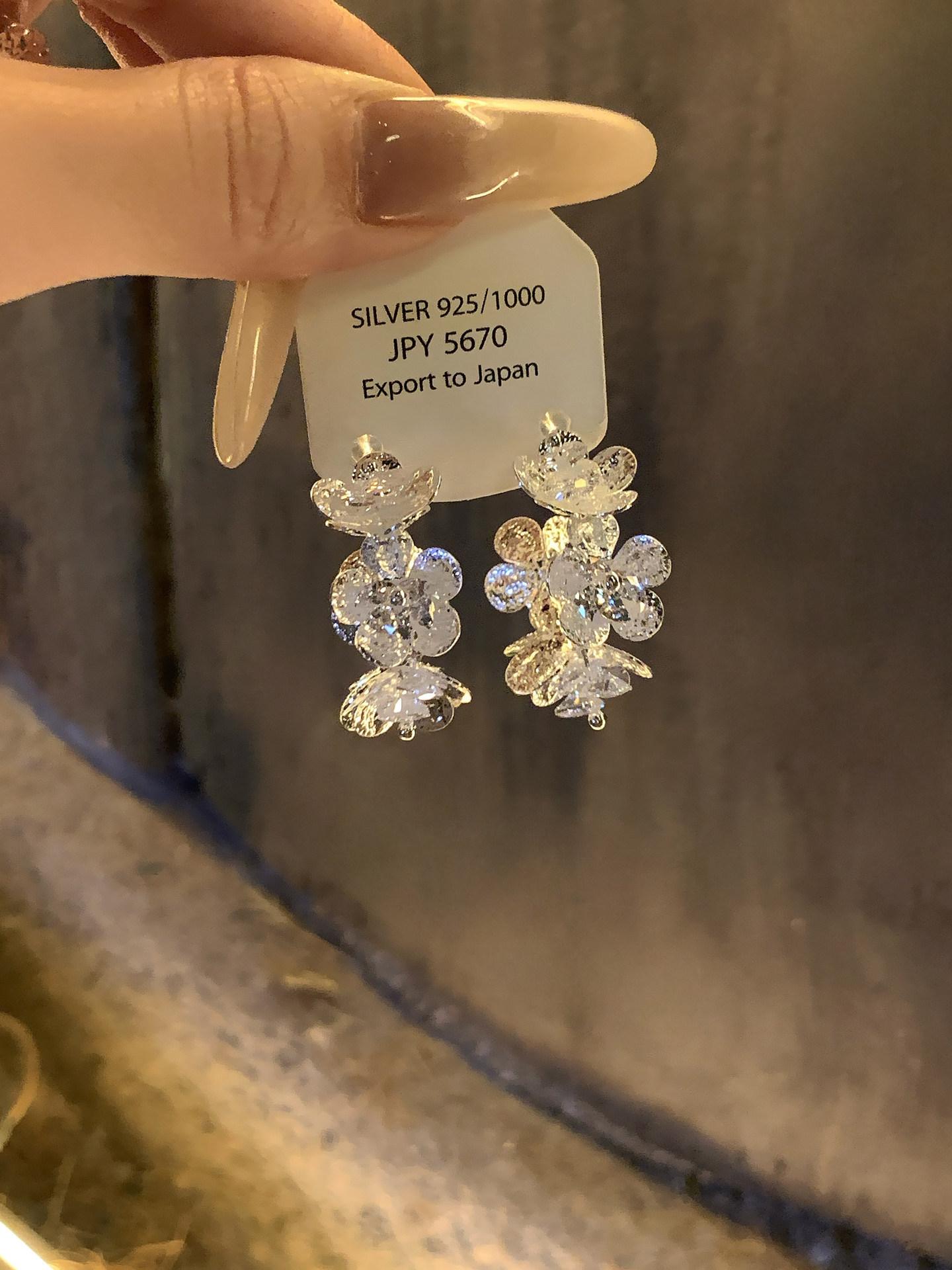 Silver needle zircon pleated flower C-shaped stud earrings niche fashion exquisite versatile earrings light luxury high-end earrings women
Silver needle zircon pleated flower C-shaped stud earrings niche fashion exquisite versatile earrings light luxury high-end earrings women