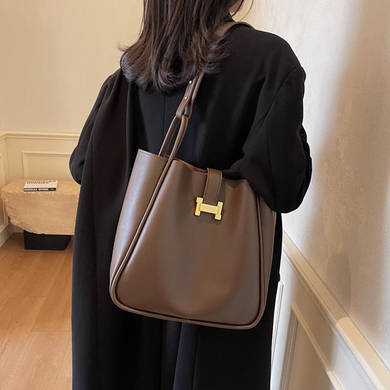 2025 однотонная ПУ модная персонализированная повседневная маленькая сумка простая женская сумка сумка через плечо сумка подмышку металлическая пряжка женская сумка 31*12*28 темный кофе
