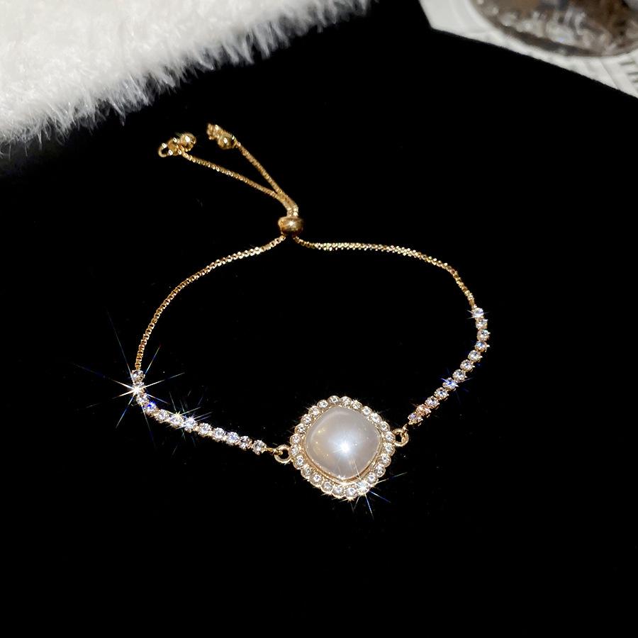 Elegant Heart Bracelet with Baroque Rhinestones and Imitation Pearls - Luxurious Geometric Design
Elegant Heart Bracelet with Baroque Rhinestones and Imitation Pearls - Luxurious Geometric Design