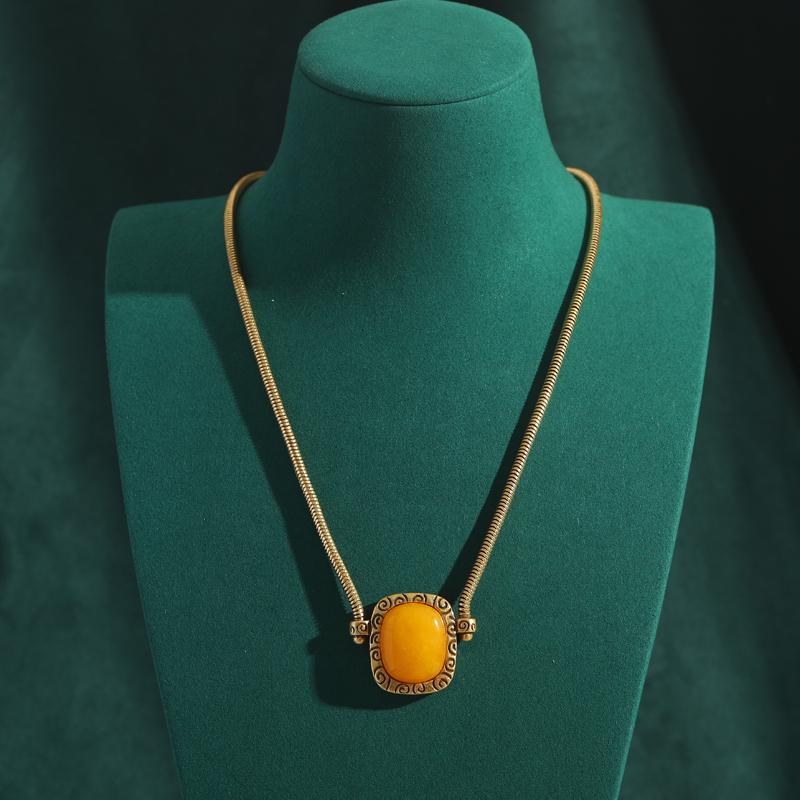 Vintage Gold Color Snake Chain Patterned Beeswax Yellow Square Pendant Necklace Antique Jewelry Luxury Accessories for Women New
Vintage Gold Color Snake Chain Patterned Beeswax Yellow Square Pendant Necklace Antique Jewelry Luxury Accessories for Women New