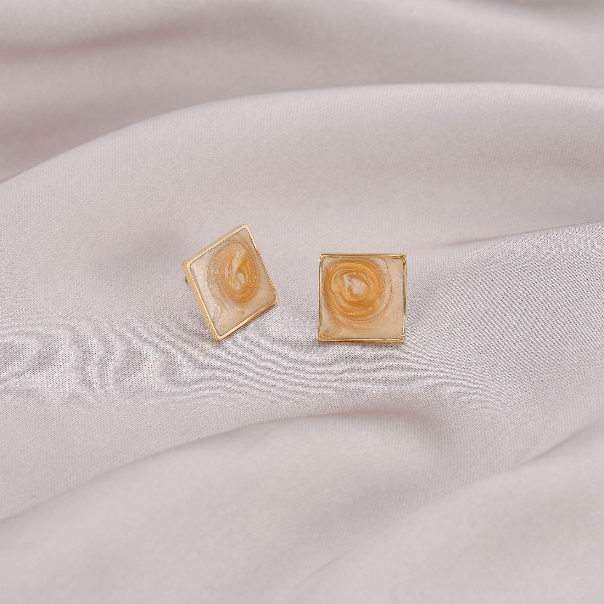 Нові прості та модні сережки з золотистої оцинкованої титанової сталі
Нові прості та модні сережки з золотистої оцинкованої титанової сталі