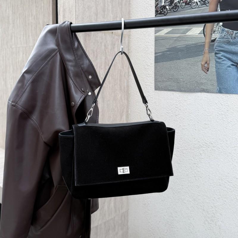 Korean Version Top Layer Cowhide Mailman Bag High-end Single Shoulder Crossbody Large Capacity Lock Buckle Flip Cover Women s Trend Small size 21 x 10 x 15 чорний
Korean Version Top Layer Cowhide Mailman Bag High-end Single Shoulder Crossbody Large Capacity Lock Buckle Flip Cover Women s Trend Small size 21 x 10 x 15 чорний