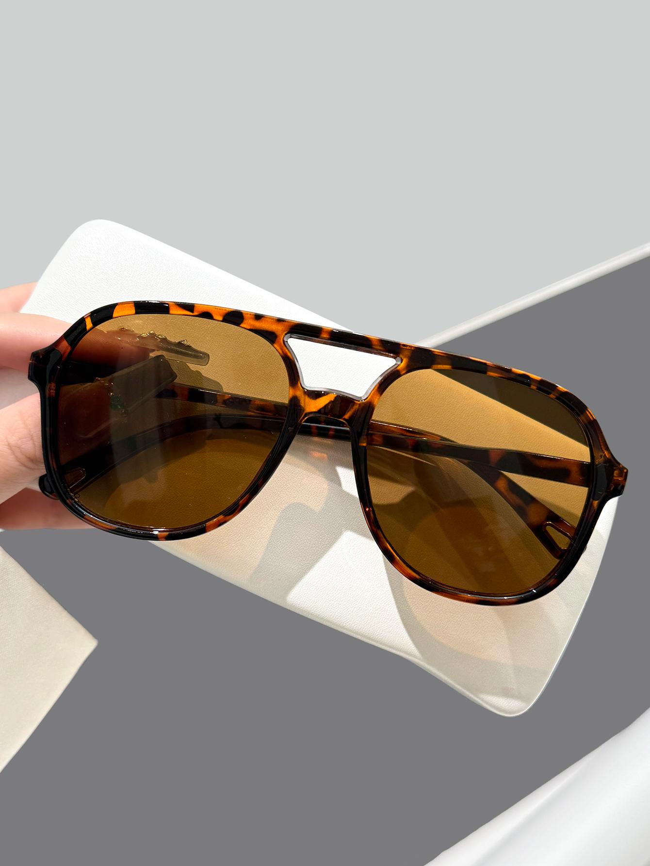 1Pc Retro Fashion Tortoiseshell Square Sunglasses Casual Simple Light Luxury High-End Fashion Item Beach Party Outdoor Travel
1Pc Retro Fashion Tortoiseshell Square Sunglasses Casual Simple Light Luxury High-End Fashion Item Beach Party Outdoor Travel