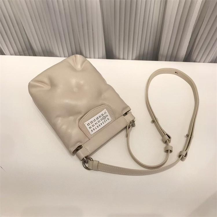 M6 Margiela 2023 осінь-зима нова шкіряна сумка жіноча темпераментна модна сумка через плече сумка для телефону-хмари трендова 15x20x5cm
M6 Margiela 2023 осінь-зима нова шкіряна сумка жіноча темпераментна модна сумка через плече сумка для телефону-хмари трендова 15x20x5cm