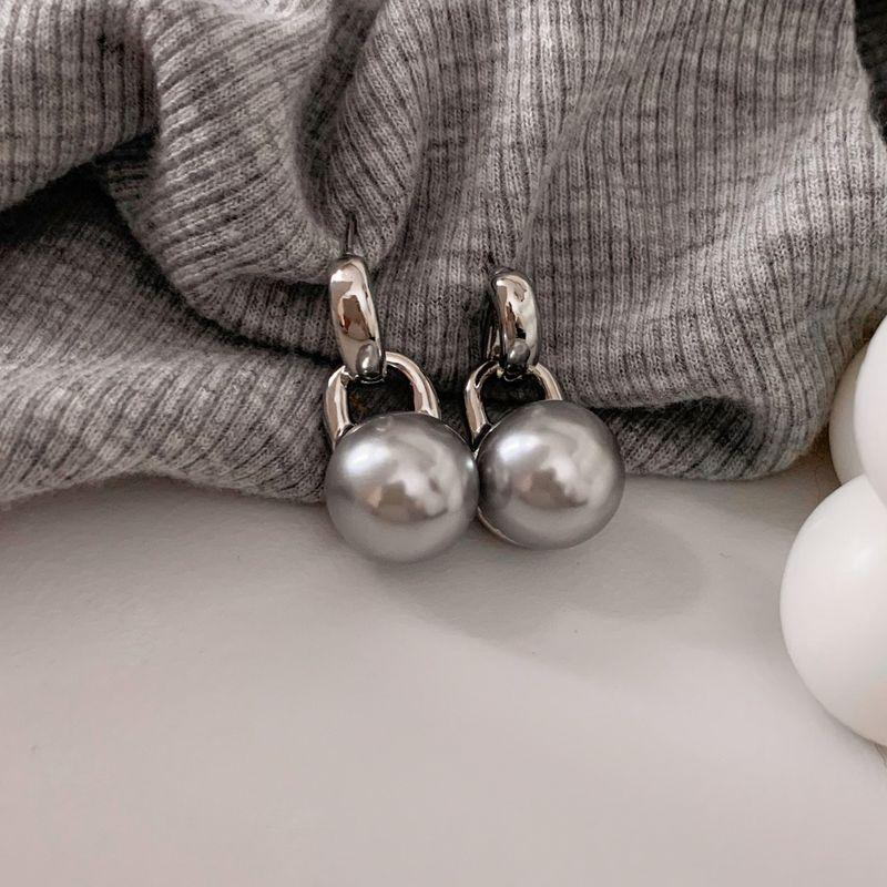 INS Ouyang Nana Women s Fall and Winter Internet Influencer Pearl Earrings Silver Gray Pearl
INS Ouyang Nana Women s Fall and Winter Internet Influencer Pearl Earrings Silver Gray Pearl