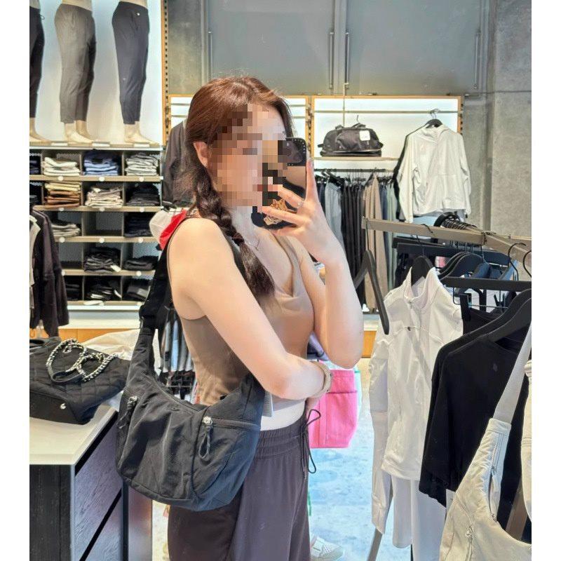 Waterproof Canvas Crossbody Gym Bag for Men & Women - Large Capacity, Street Style
Waterproof Canvas Crossbody Gym Bag for Men & Women - Large Capacity, Street Style