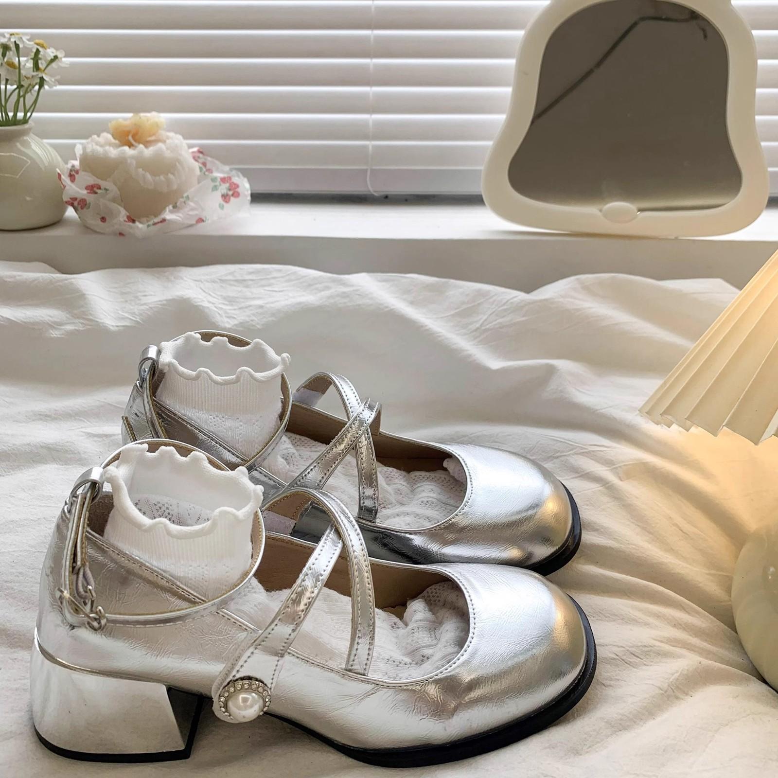 Silver thick heel light mouth single shoes women s 2025 new spring and autumn skirt height increase Mary Jane small leather shoes 40 срібний
Silver thick heel light mouth single shoes women s 2025 new spring and autumn skirt height increase Mary Jane small leather shoes 40 срібний