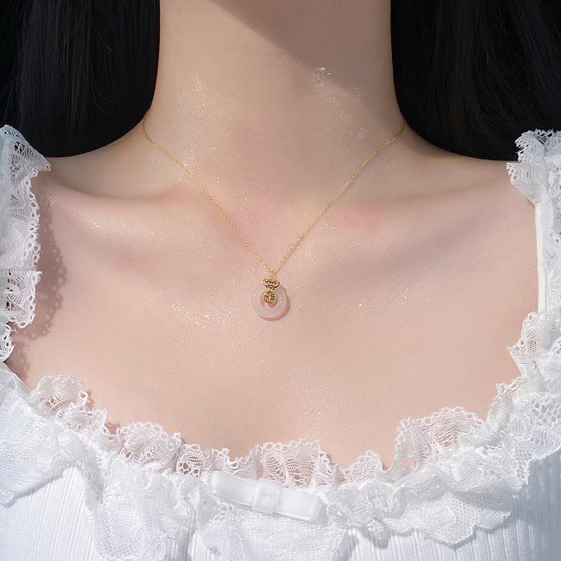 Ожерелье с пряжкой безопасности бренда Xiangyun Fu, наполненное благословением и свежей цепочкой в виде слона
Ожерелье с пряжкой безопасности бренда Xiangyun Fu, наполненное благословением и свежей цепочкой в виде слона