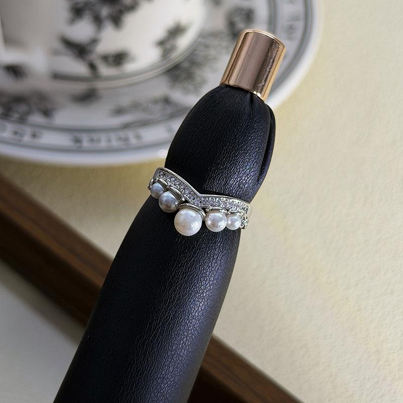 Single Row Diamond Zircon V-Shaped Bead Open Ring Women S Niche High-End Crown Stacked Wearing Personalized Exquisite Index Finger Ring Adjustable opening
Single Row Diamond Zircon V-Shaped Bead Open Ring Women S Niche High-End Crown Stacked Wearing Personalized Exquisite Index Finger Ring Adjustable opening