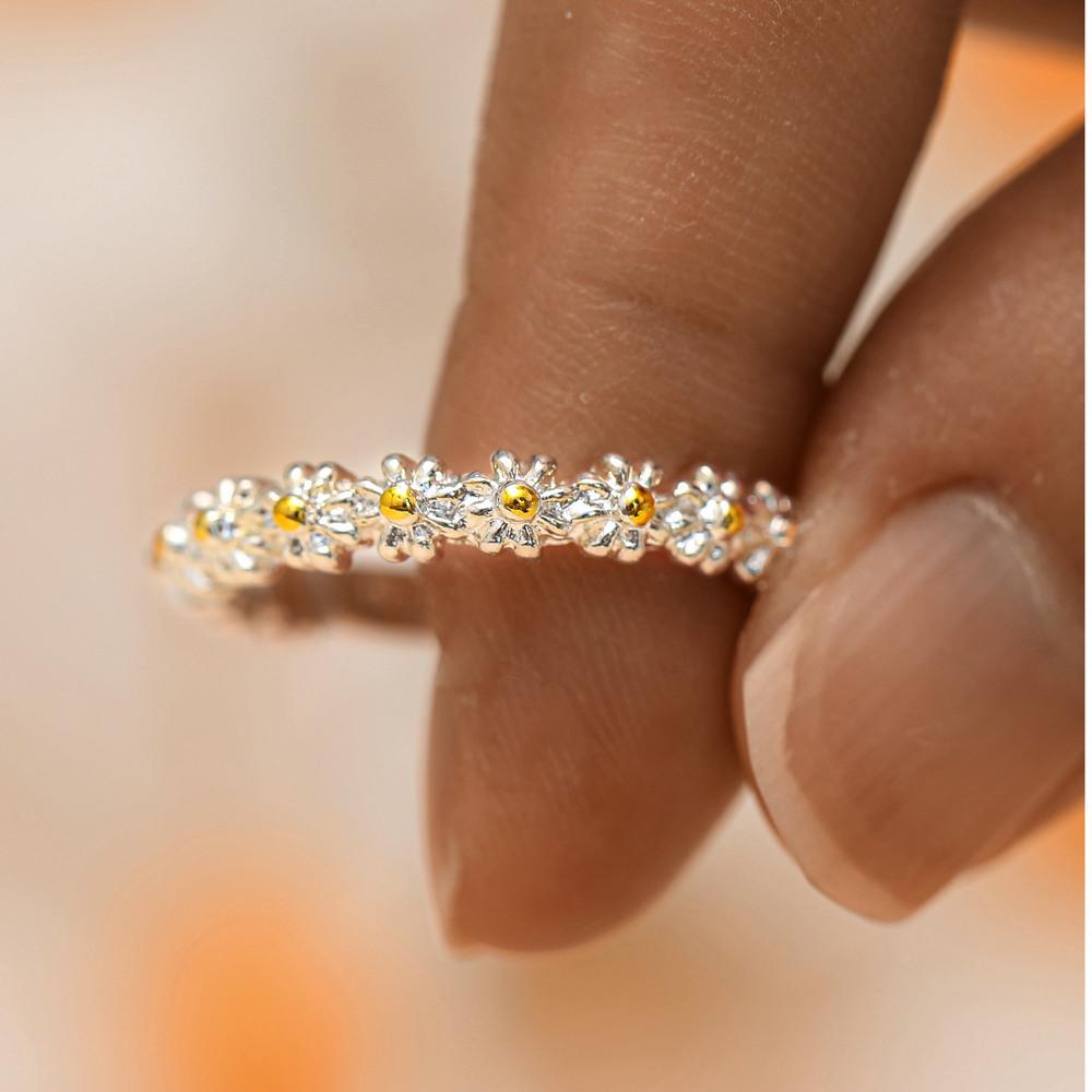 European & American Daisy Two-Tone Open Flower Ring - Women s Creative Simple Design
European & American Daisy Two-Tone Open Flower Ring - Women s Creative Simple Design