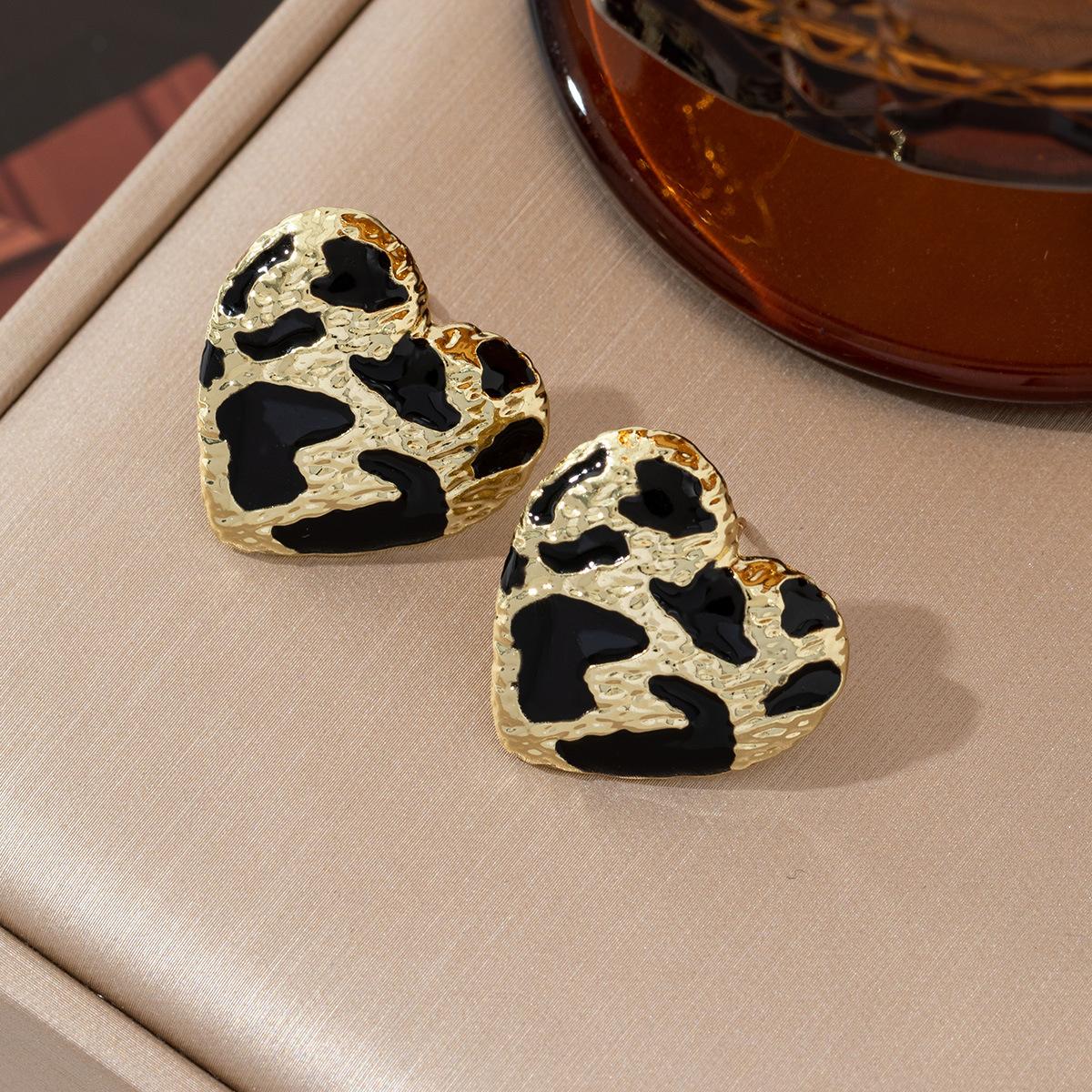 Boho Style Leopard Print Pattern Heart Stud Earrings Mascot Ornaments for Women Trendy Accessories Valentine s Gift Wholesale
Boho Style Leopard Print Pattern Heart Stud Earrings Mascot Ornaments for Women Trendy Accessories Valentine s Gift Wholesale