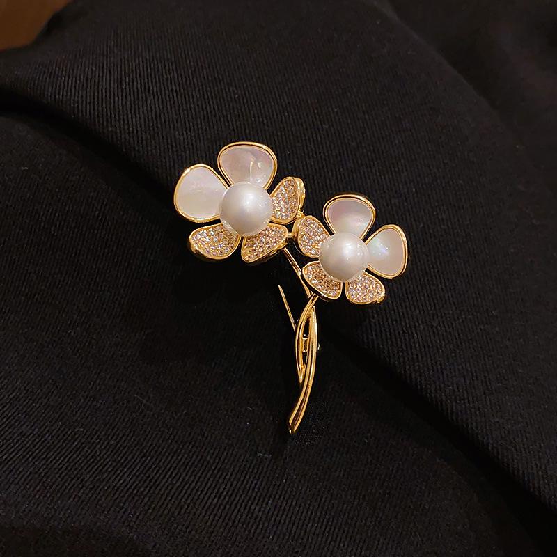 14K Gold Plated Zircon Pearl Flower Brooch - Elegant High-End Jewelry for Women
14K Gold Plated Zircon Pearl Flower Brooch - Elegant High-End Jewelry for Women