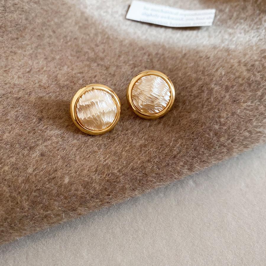 16K electroplated love pearl stud earrings autumn and winter temperament earrings light luxury niche earrings women
16K electroplated love pearl stud earrings autumn and winter temperament earrings light luxury niche earrings women