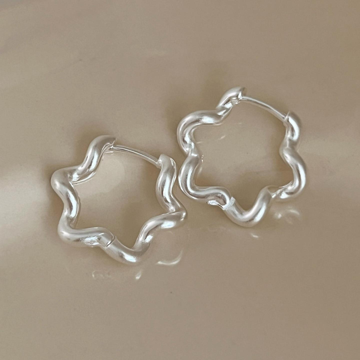Elegant Wave Line Earrings: Stylish, Versatile S925 Silver-Plated Ear Studs for Women
Elegant Wave Line Earrings: Stylish, Versatile S925 Silver-Plated Ear Studs for Women