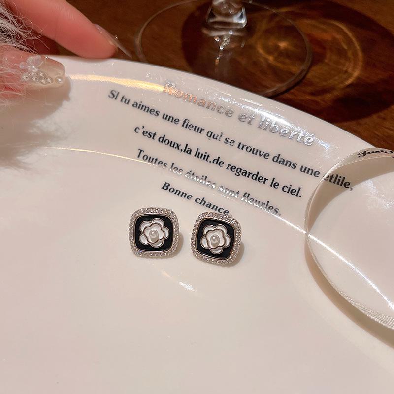 Элегантные серьги «Камелия»: Модный, универсальный ромбовидный геометрический дизайн E6042 серебряный
Элегантные серьги «Камелия»: Модный, универсальный ромбовидный геометрический дизайн E6042 серебряный