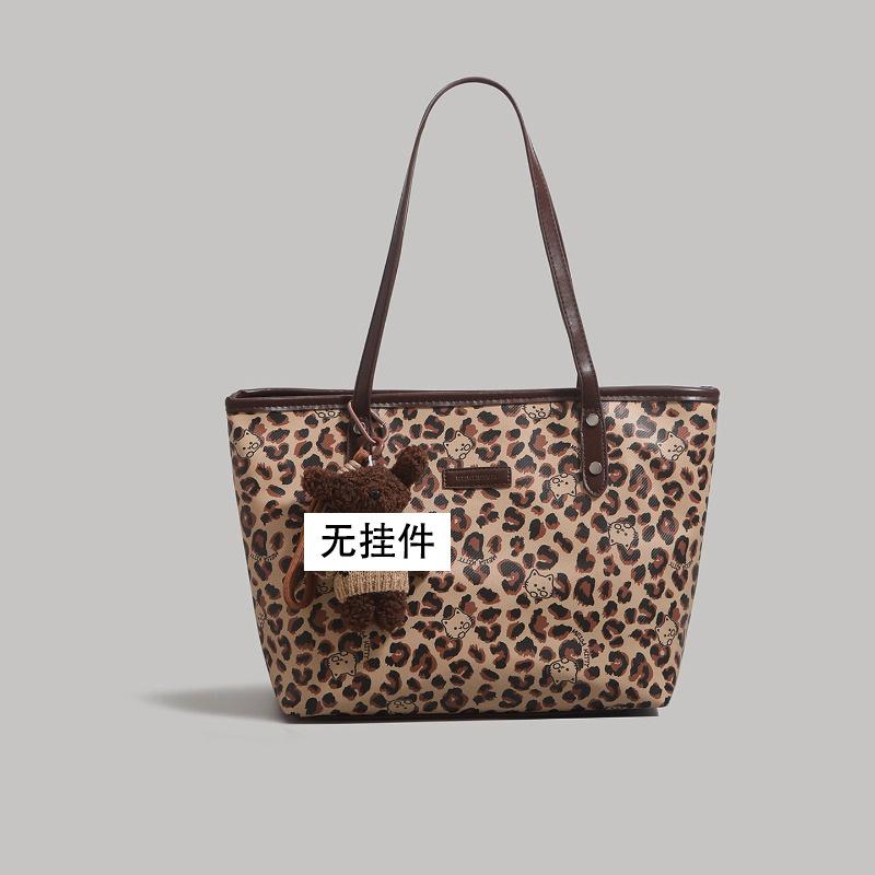 Leopard print out tote new single shoulder large capacity retro portable fashion commuter bag underarm коричневий
Leopard print out tote new single shoulder large capacity retro portable fashion commuter bag underarm коричневий