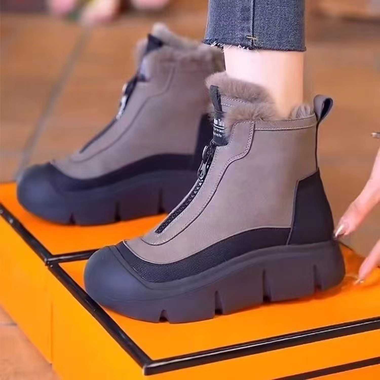 Thick-soled velvet snow boots women s winter round head flat-bottomed casual short boots thermal cotton boots 40 сірий колір
Thick-soled velvet snow boots women s winter round head flat-bottomed casual short boots thermal cotton boots 40 сірий колір