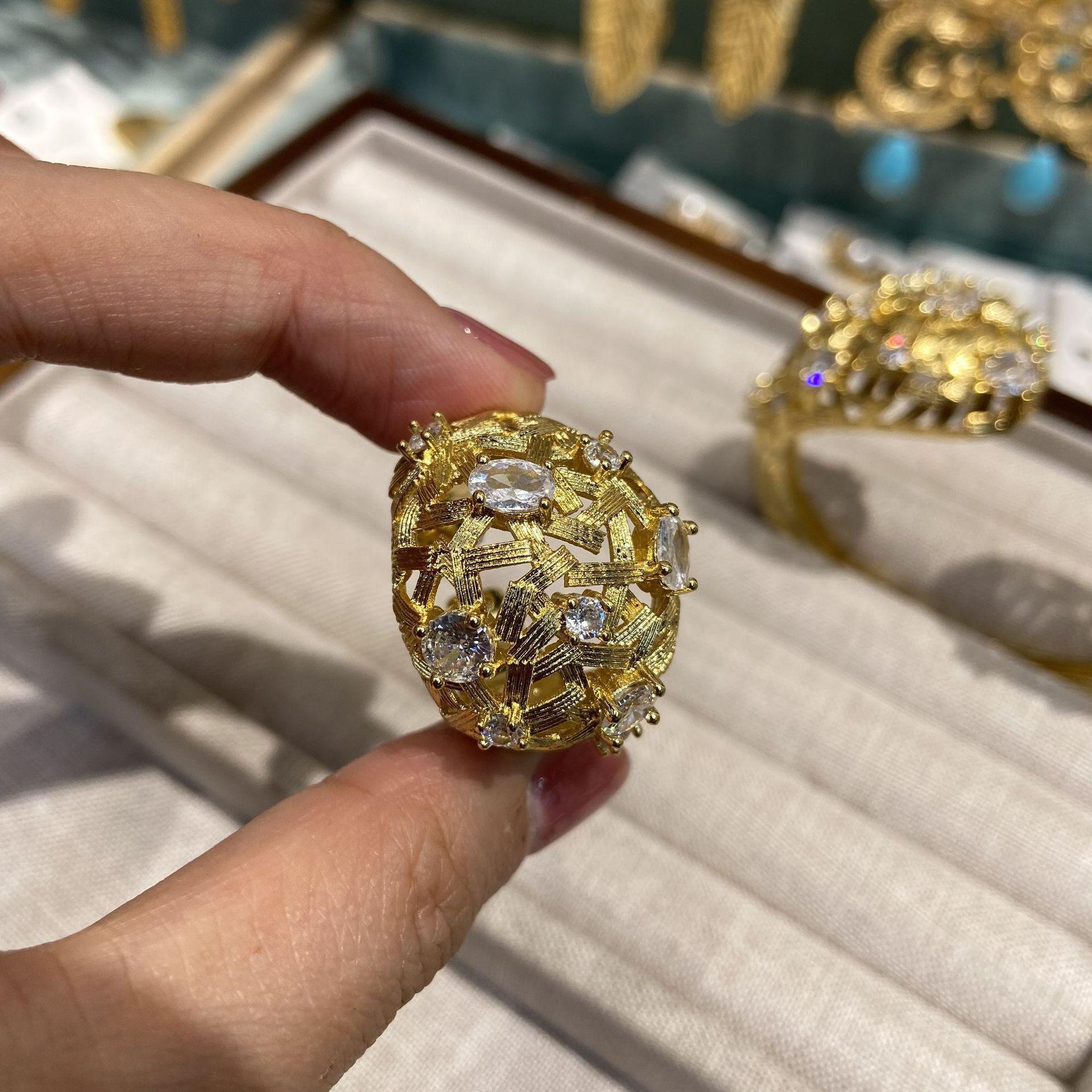 Ретро-стиль плетеный ажурный микро-инкрустированный циркониевый браслет в виде ромба дизайн чувство продвинутый чувство мода личность
Ретро-стиль плетеный ажурный микро-инкрустированный циркониевый браслет в виде ромба дизайн чувство продвинутый чувство мода личность