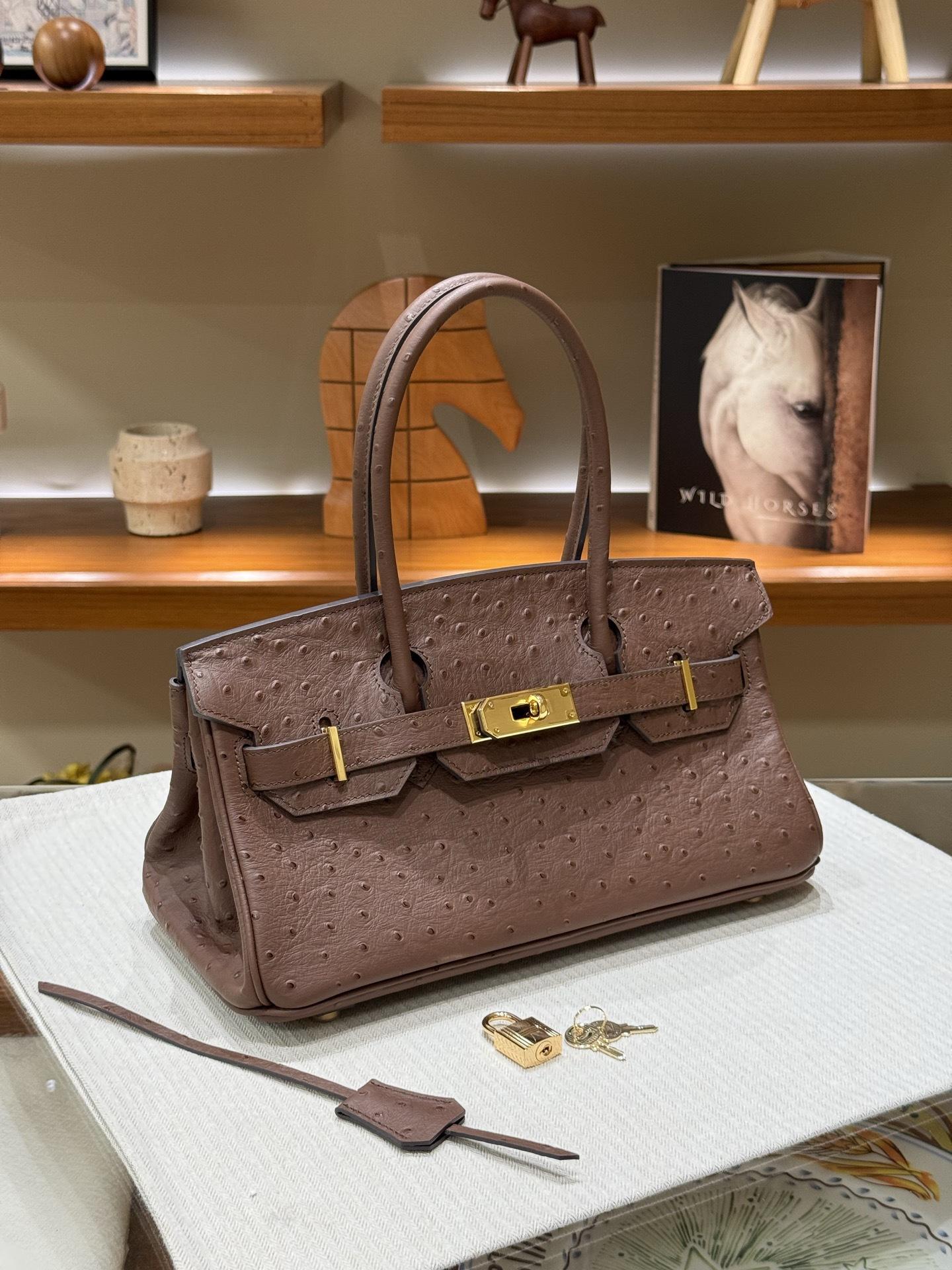 Ostrich pattern cowhide Dukopp oblique needle platinum bag first layer cowhide commuting large-capacity portable women s bag cross-border explosion Length 29 width 15 height 15.5cm
Ostrich pattern cowhide Dukopp oblique needle platinum bag first layer cowhide commuting large-capacity portable women s bag cross-border explosion Length 29 width 15 height 15.5cm