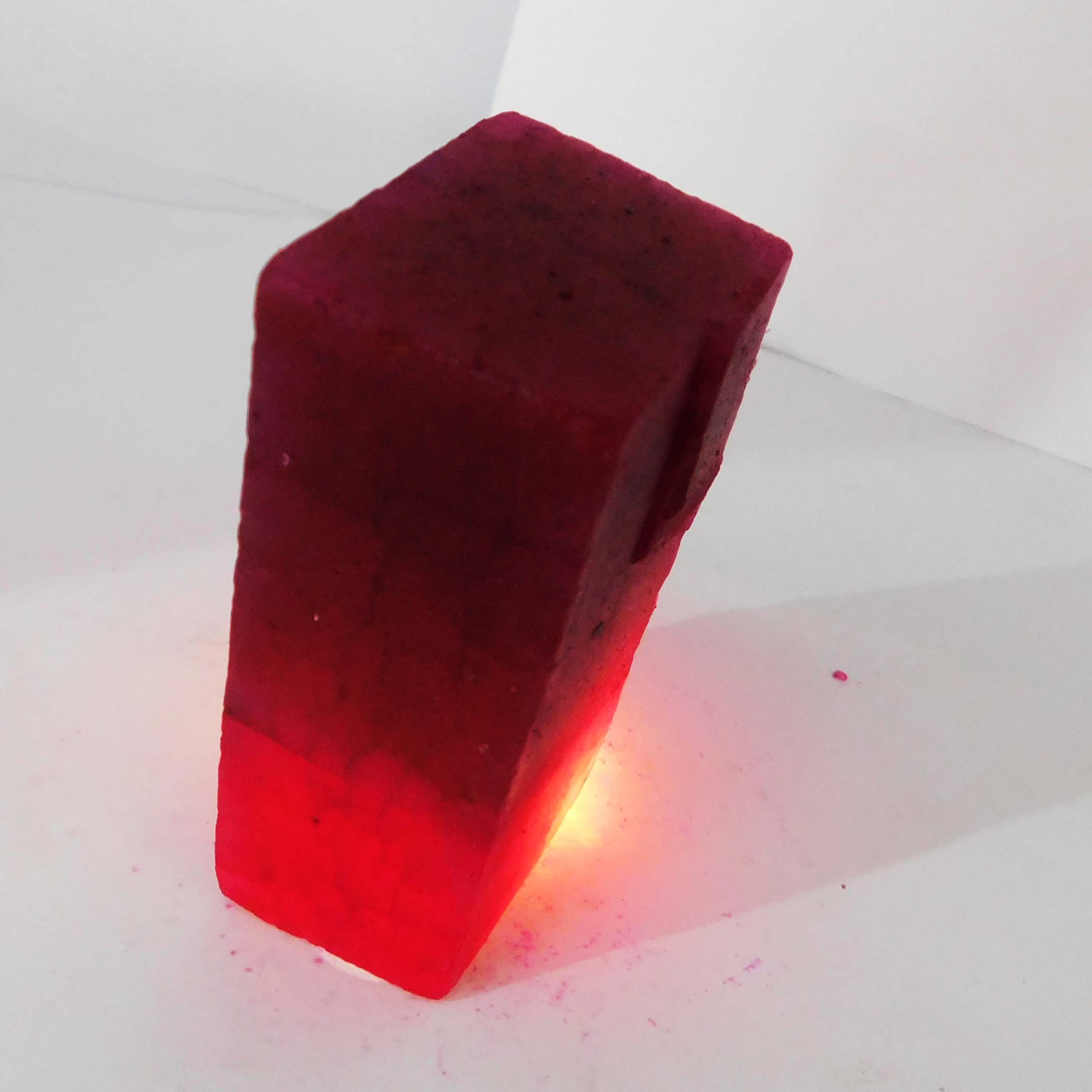 Natural Blood Red African Ruby 355.45ct Uncut Rough Certified Loose Gemstone 55.6 mm Approx червоний
Natural Blood Red African Ruby 355.45ct Uncut Rough Certified Loose Gemstone 55.6 mm Approx червоний