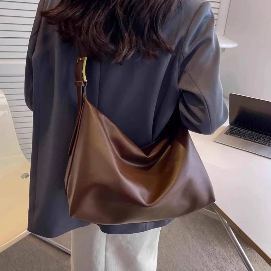 2024 Soft Minimalist One-Shoulder Leather Tote Bag for Women - Large Capacity 35cm Length x 16.5cm Width x 25cm Height білий
2024 Soft Minimalist One-Shoulder Leather Tote Bag for Women - Large Capacity 35cm Length x 16.5cm Width x 25cm Height білий