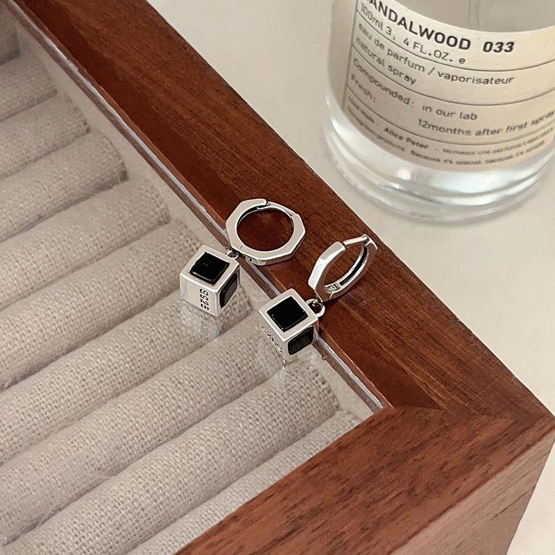 Серьги-подвески Yinruitai s925 из стерлингового серебра, черные квадратные винтажные, в стиле Хепберн, уникальный нишевый дизайн 925 Sterling Silver
Серьги-подвески Yinruitai s925 из стерлингового серебра, черные квадратные винтажные, в стиле Хепберн, уникальный нишевый дизайн 925 Sterling Silver