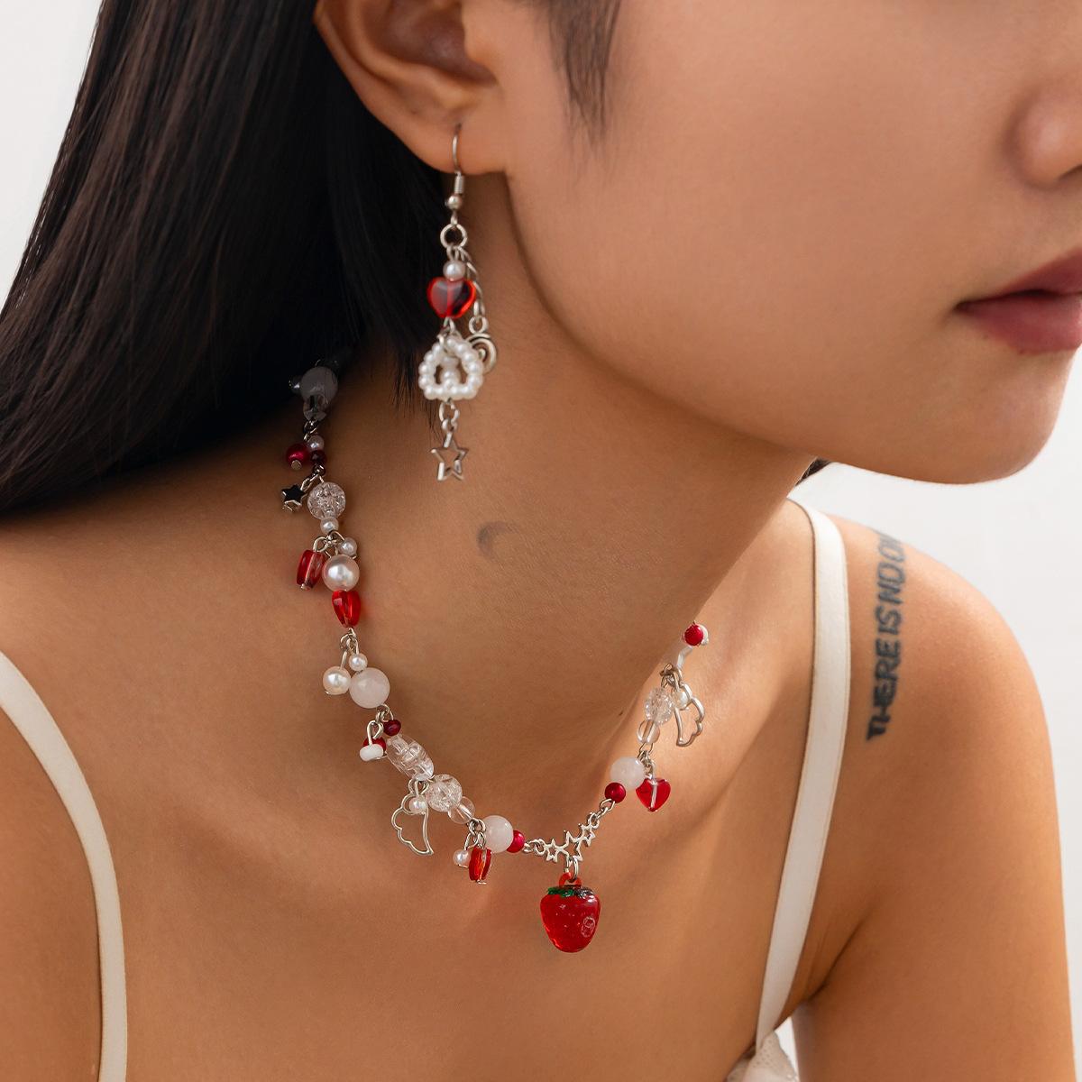 Pastoral niche imitation pearl strawberry pendant collarbone necklace, simple love fringed necklace set
Pastoral niche imitation pearl strawberry pendant collarbone necklace, simple love fringed necklace set
