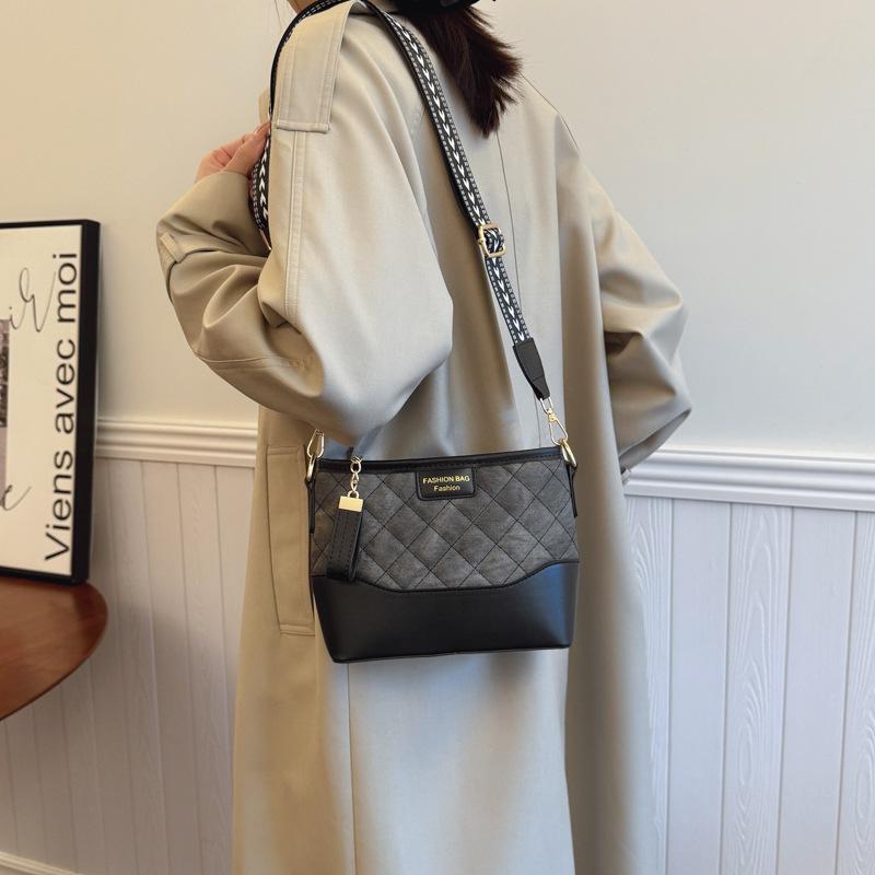 2025 new fashion bag women s casual retro small fragrant wind diamond chain single shoulder oblique straddle stray bag 20*7*17 чёрный
2025 new fashion bag women s casual retro small fragrant wind diamond chain single shoulder oblique straddle stray bag 20*7*17 чёрный