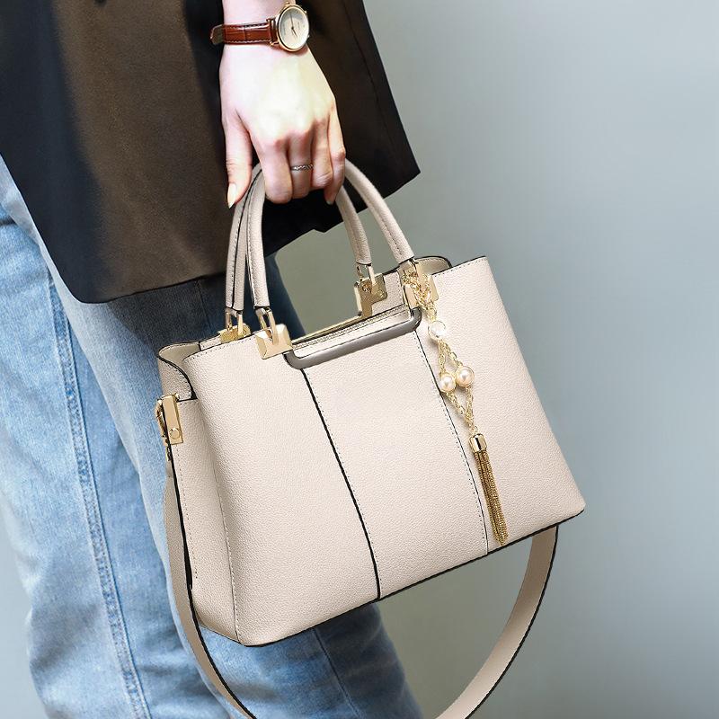 Женская сумка через плечо кожаная сумка на все весну и лето высококачественная сумка через плечо для мам
Женская сумка через плечо кожаная сумка на все весну и лето высококачественная сумка через плечо для мам