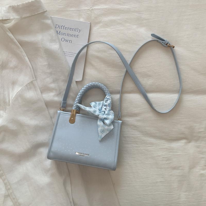 Simple temperament portable small bag women s spring new Korean version messenger bag personalized commuter shoulder small square bag синій
Simple temperament portable small bag women s spring new Korean version messenger bag personalized commuter shoulder small square bag синій