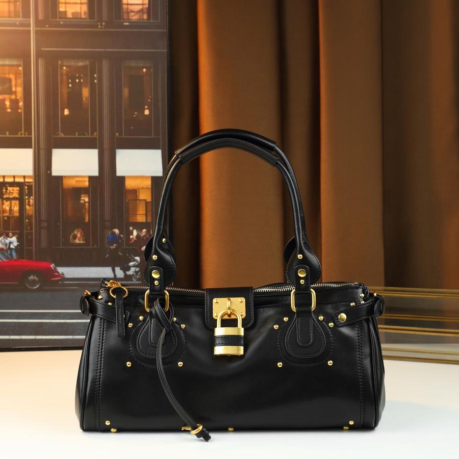 Trend Retro Locomotive Wind Lock Head Rivet Bag Millennium Fashion Large Capacity Handbag Versatile Shoulder Women S Bag чорний
Trend Retro Locomotive Wind Lock Head Rivet Bag Millennium Fashion Large Capacity Handbag Versatile Shoulder Women S Bag чорний